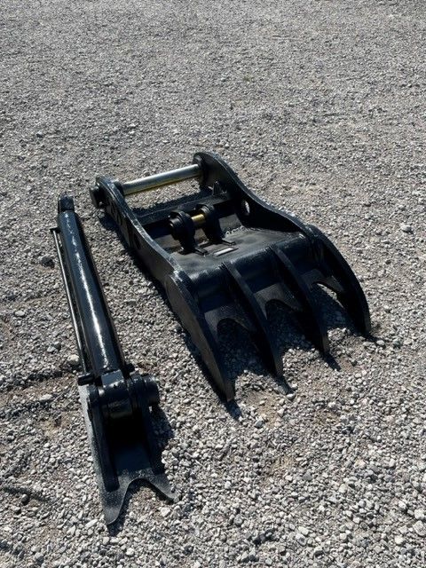 THUMB FOR SY215C (NO QUICK COUPLER) Photo 4 Thumbnail