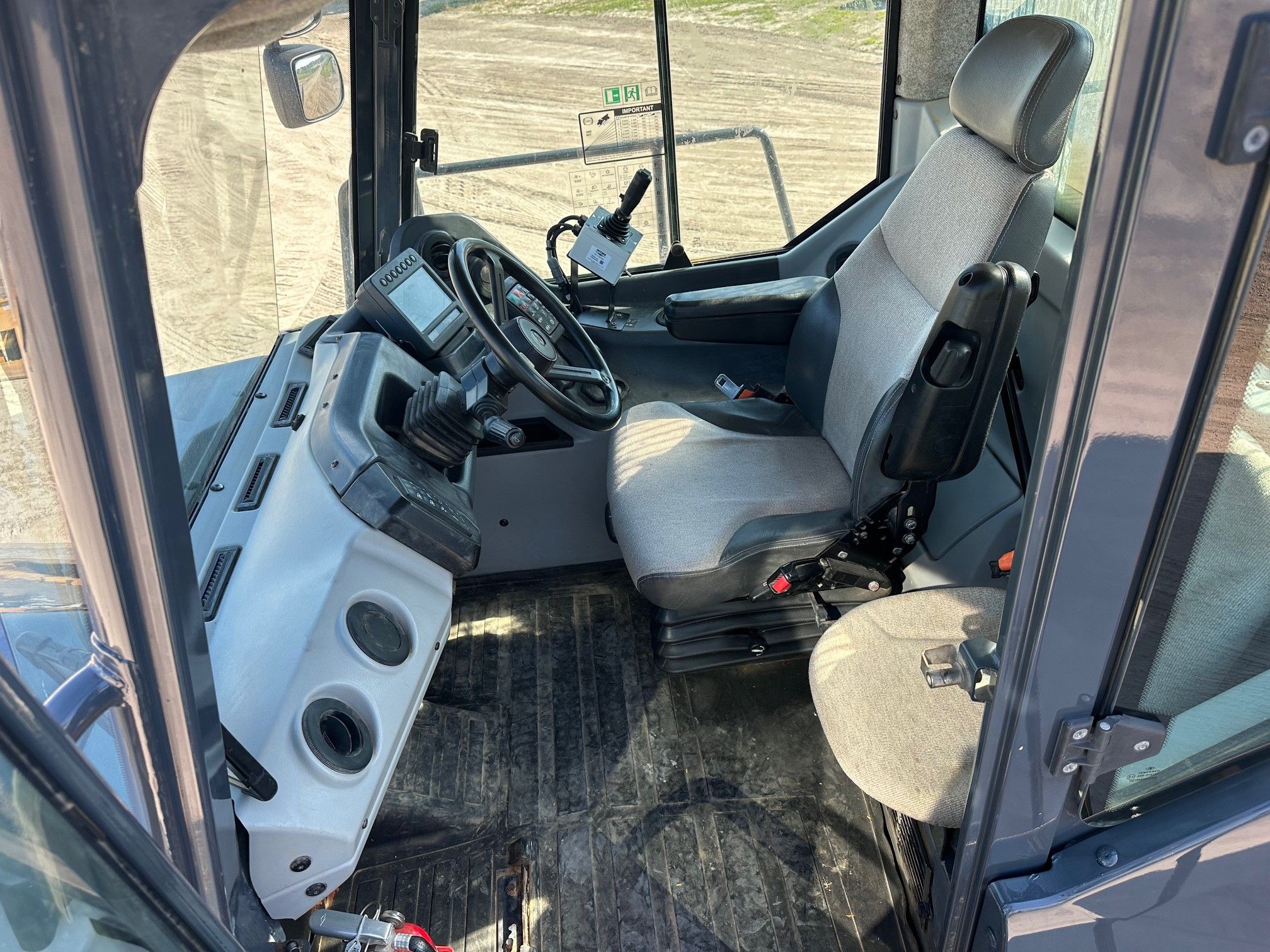 2018 JOHN DEERE 260E Photo 7 Thumbnail