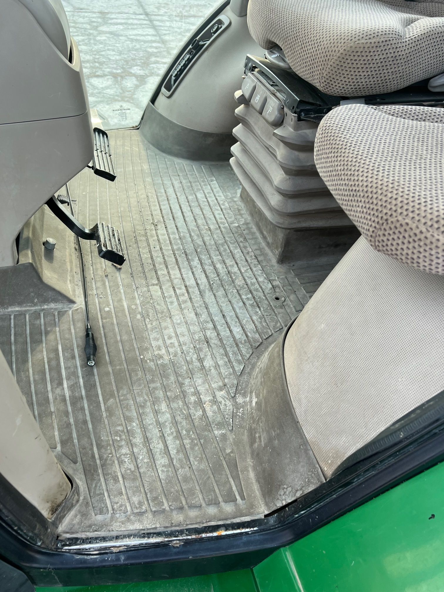 2015 JOHN DEERE 8270R Photo 11 Thumbnail