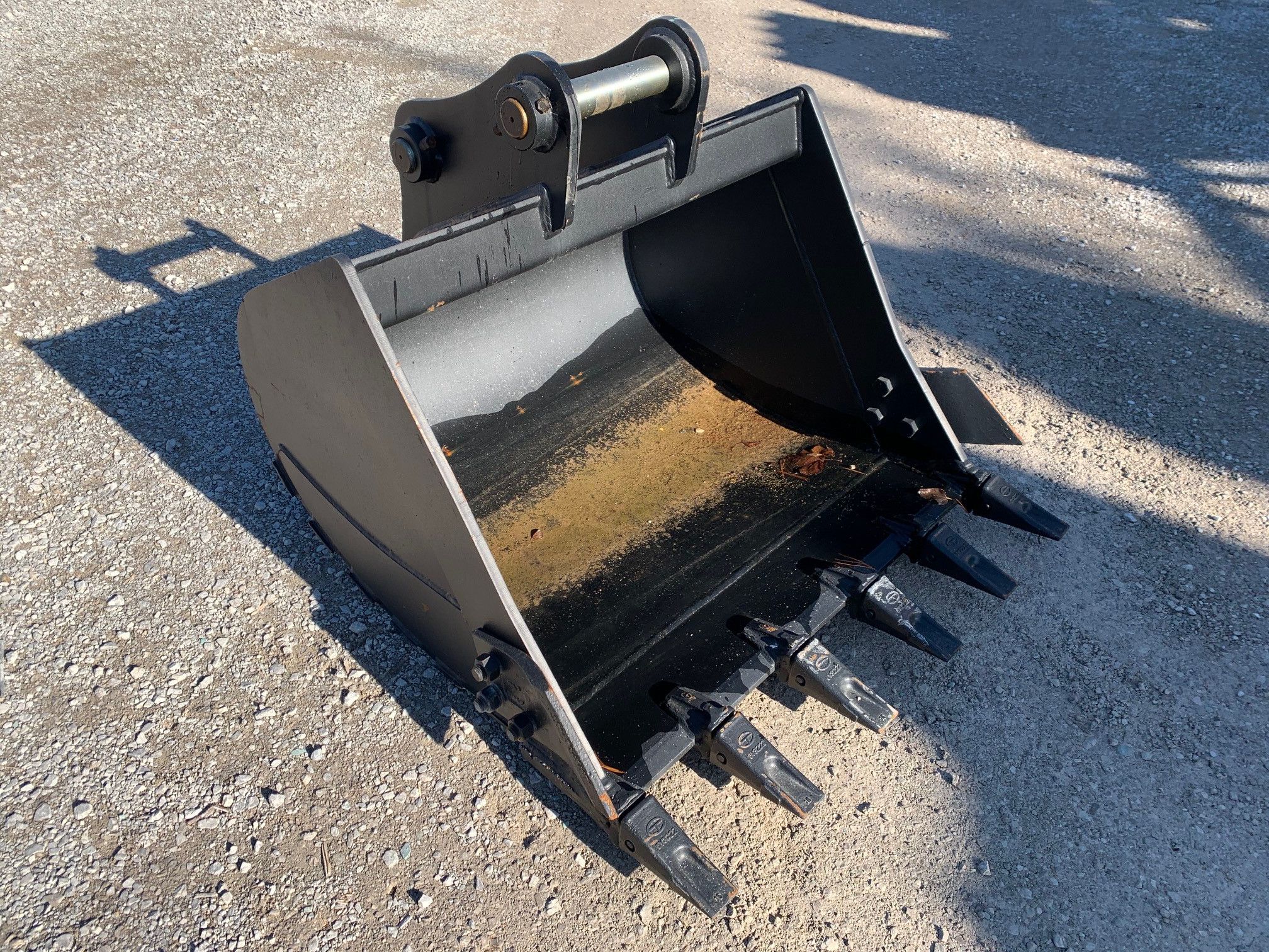 42" BUCKET FOR SY95C Photo 3 Thumbnail