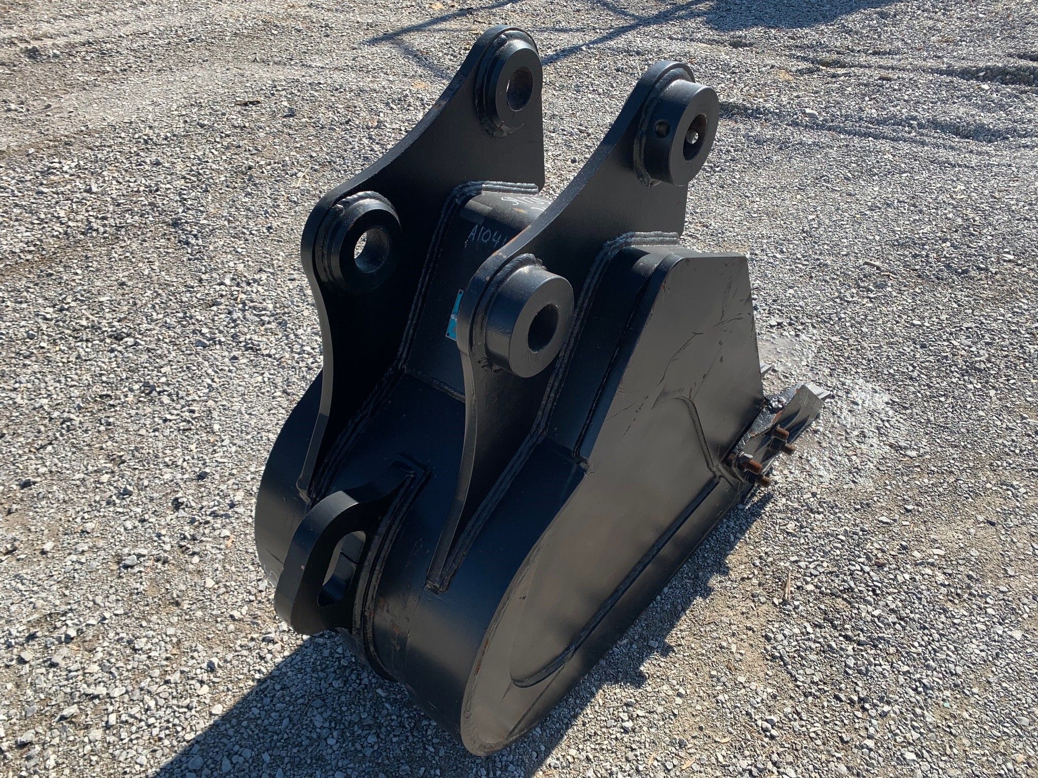 24" BUCKET W/ SIDE CUTTERS FOR SY135C Photo 2 Thumbnail