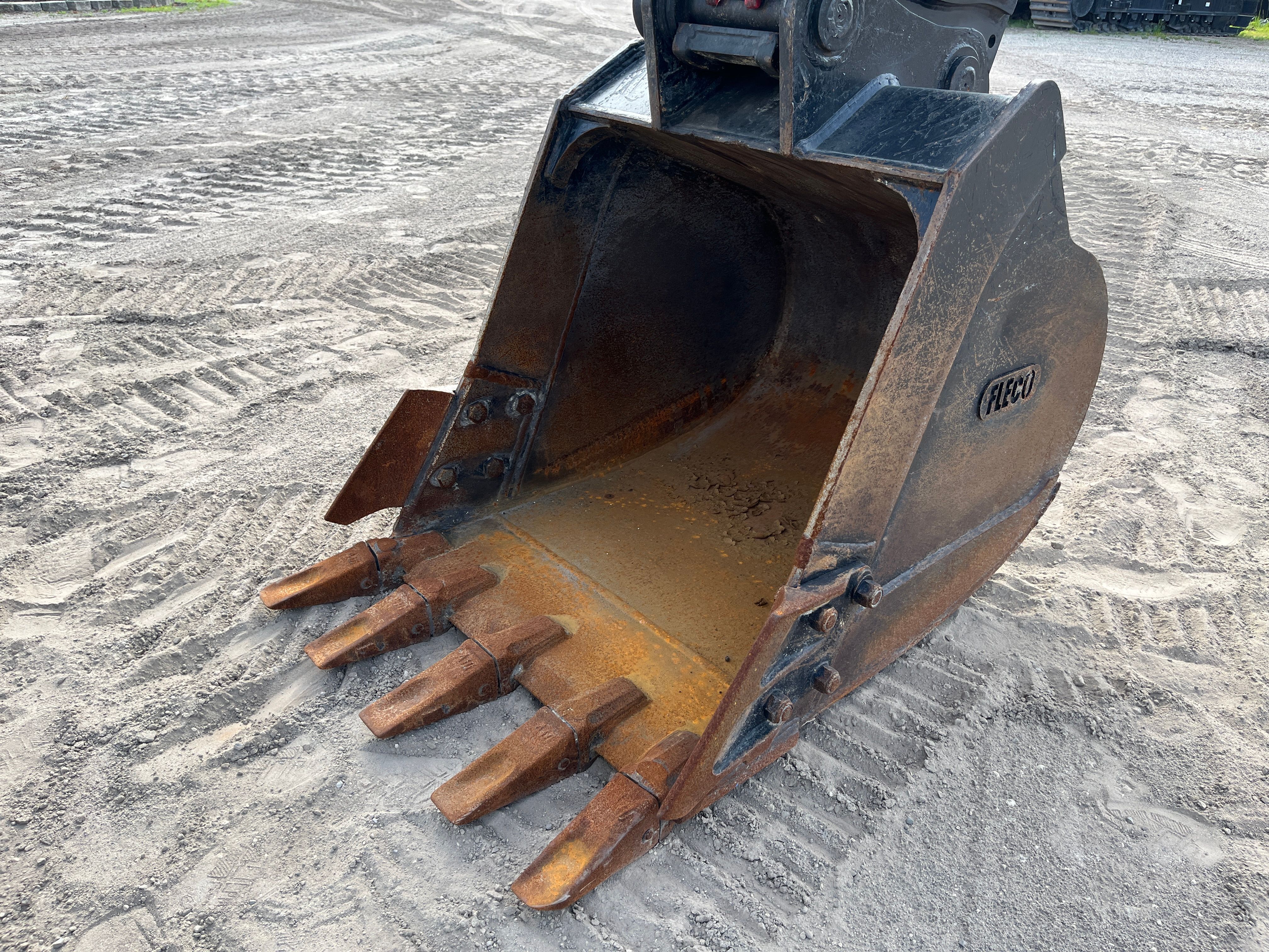 36" BUCKET FOR SY135C Photo 1 Thumbnail