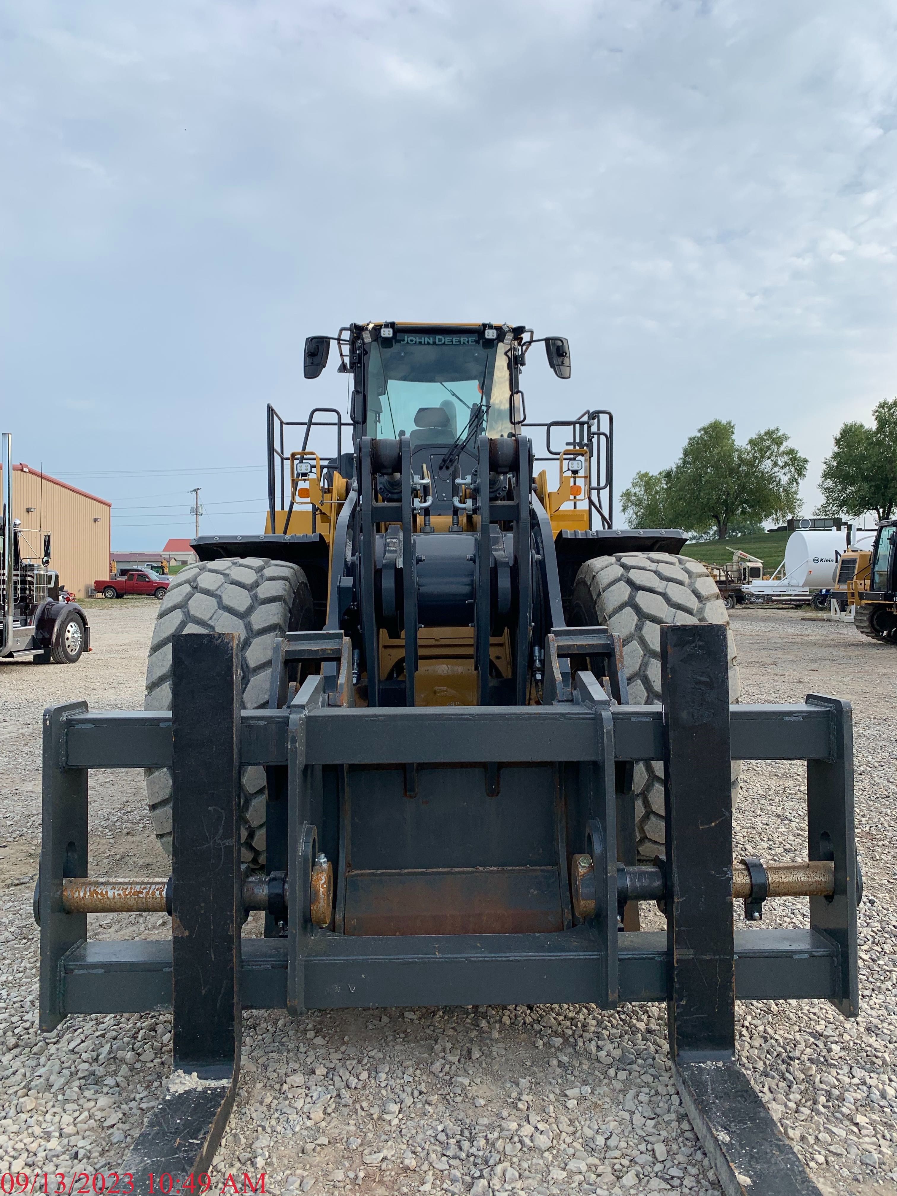 2022 JOHN DEERE 844L Photo 1 Thumbnail