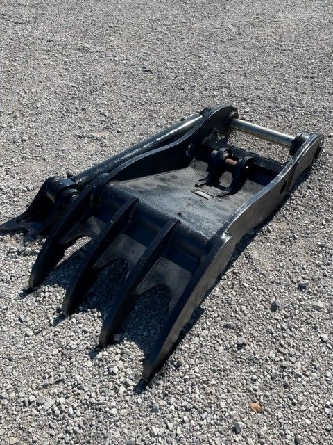 THUMB FOR SY215C (FOR USE W/ QUICK COUPLER) Photo 4 Thumbnail