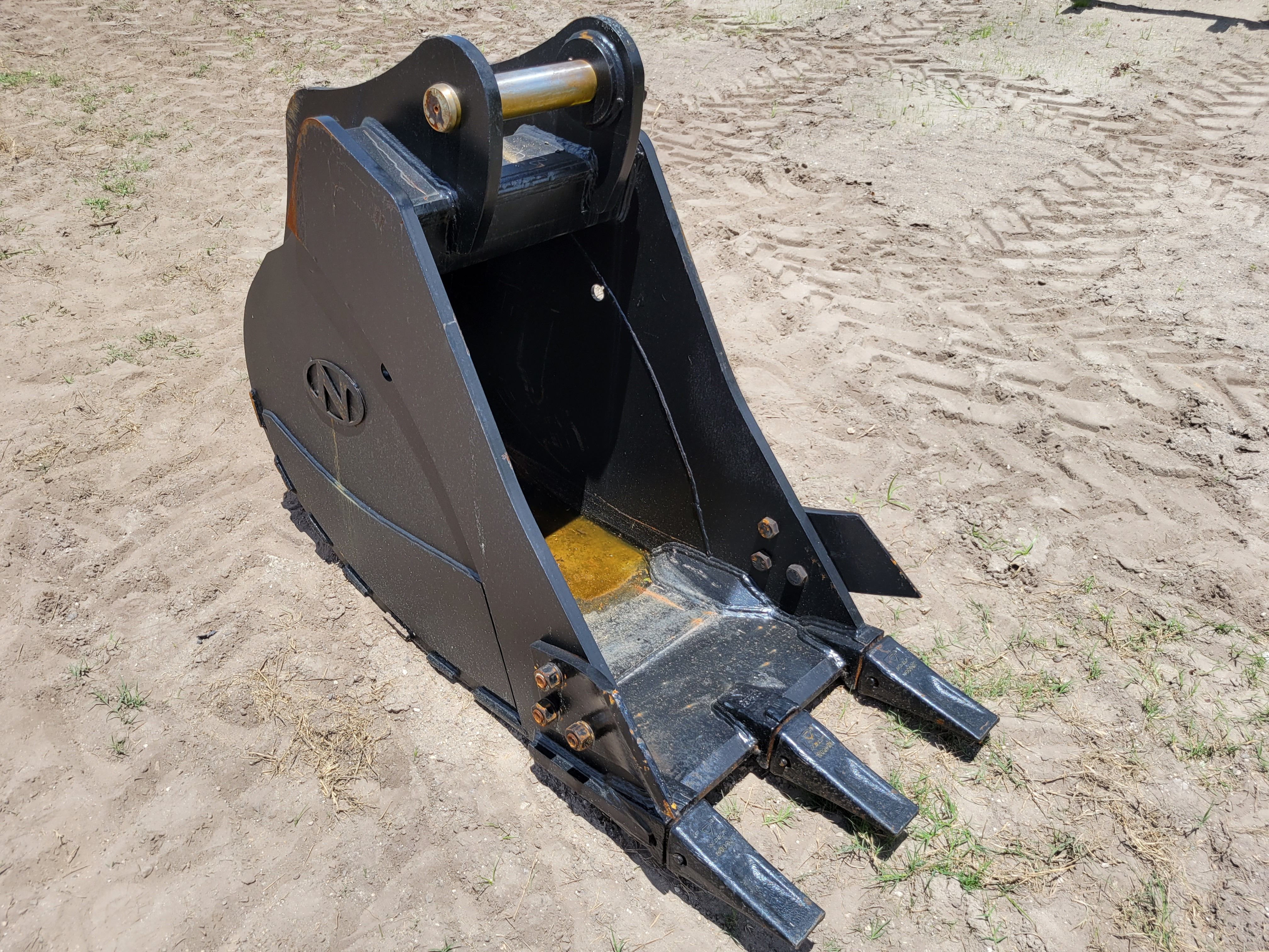 24" EXCAVATOR DIGGING BUCKET 65MM PIN Photo 2 Thumbnail