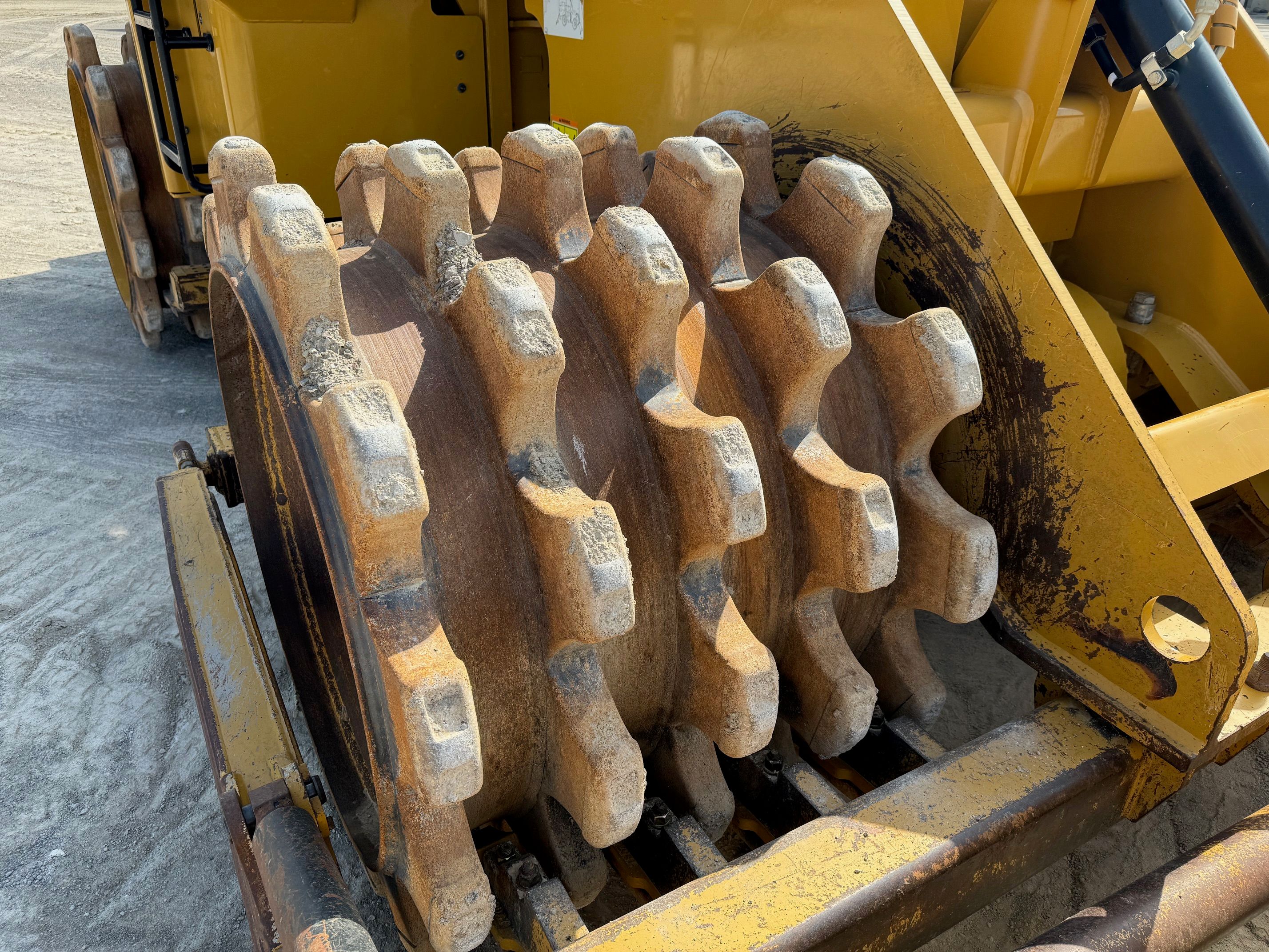 2020 CAT 815K Photo 5 Thumbnail