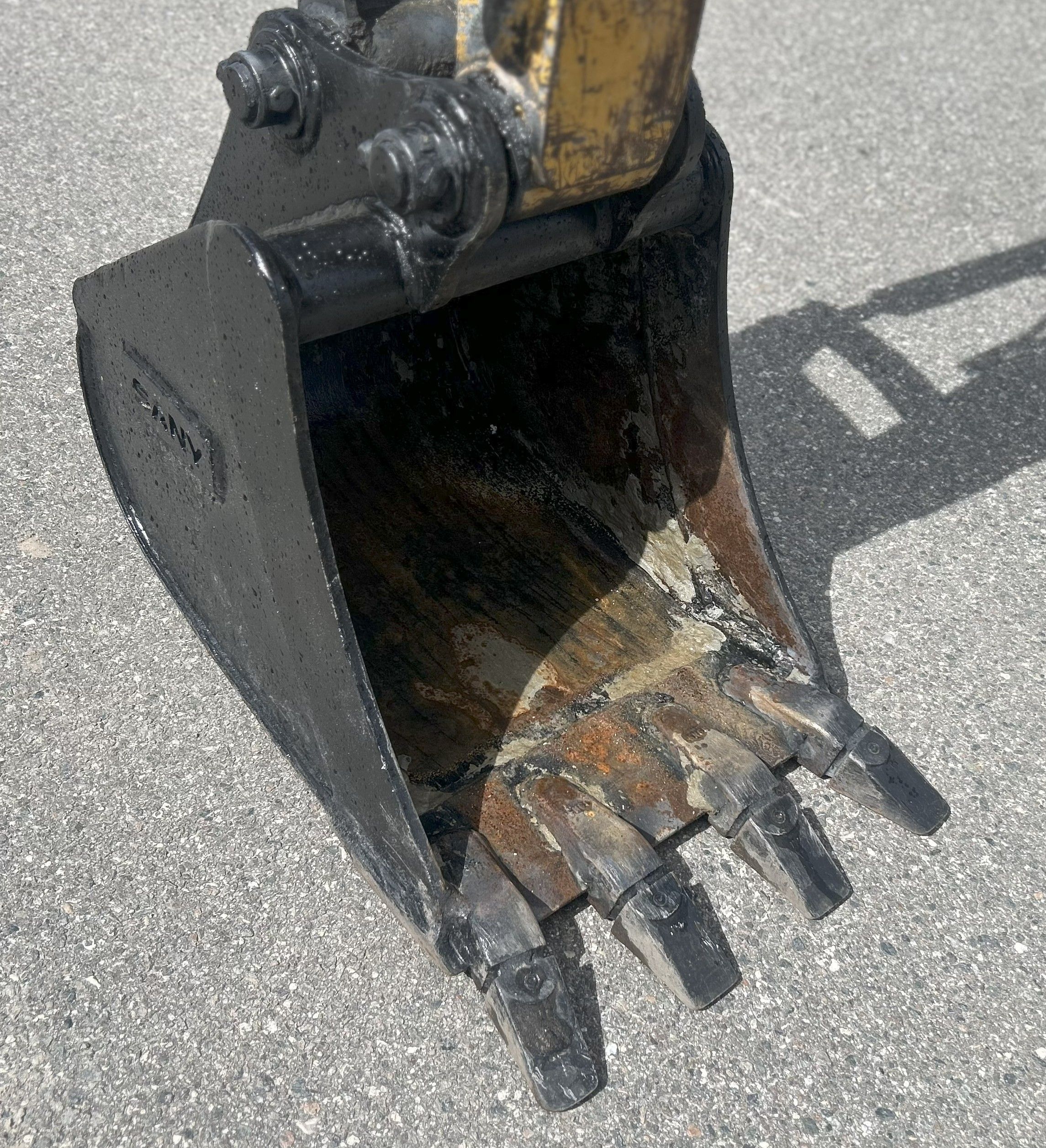 18" BUCKET FOR SY35U-QUICK HITCH Photo 5 Thumbnail