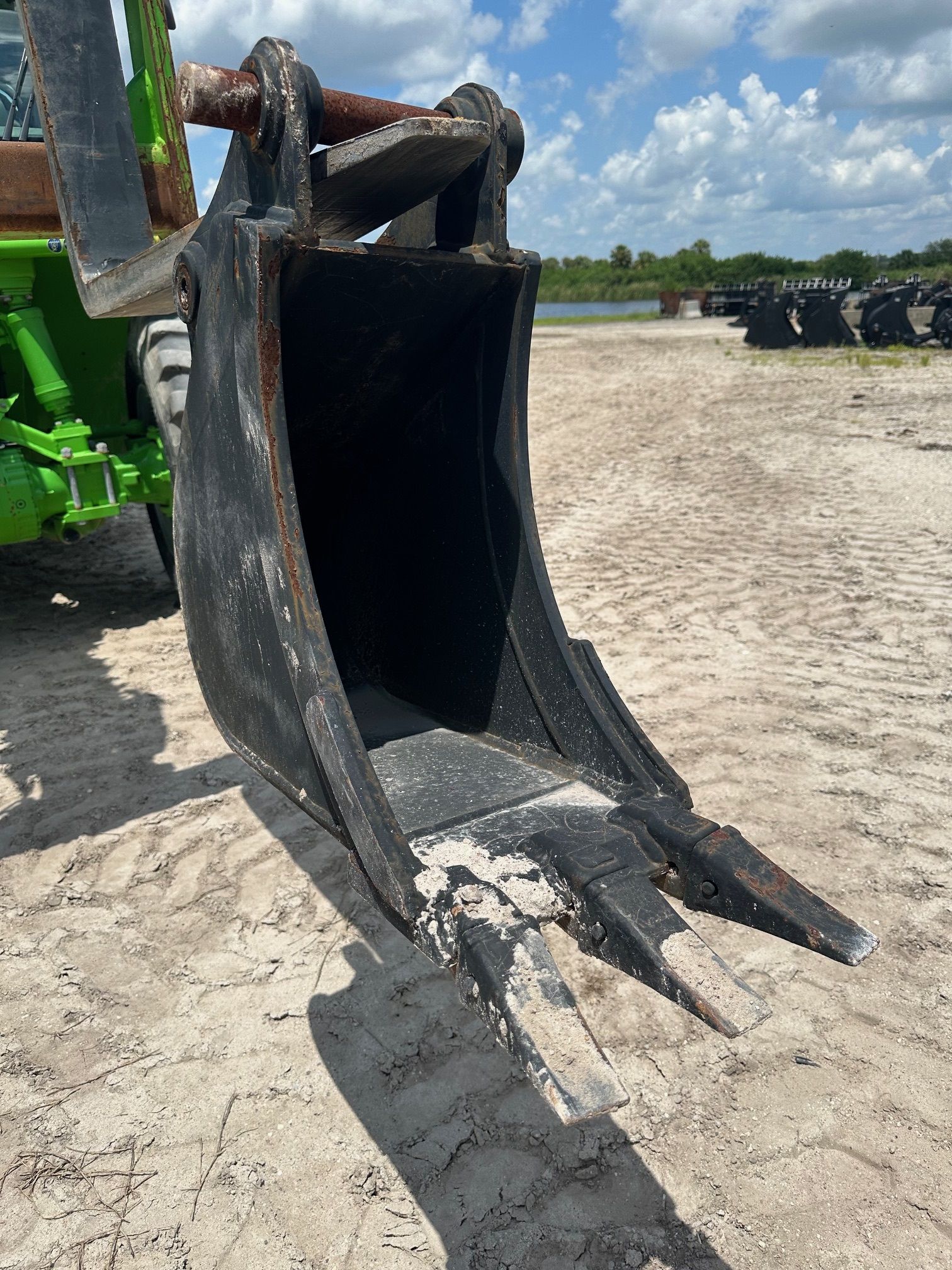 12" BUCKET FOR SY50U Photo 3 Thumbnail