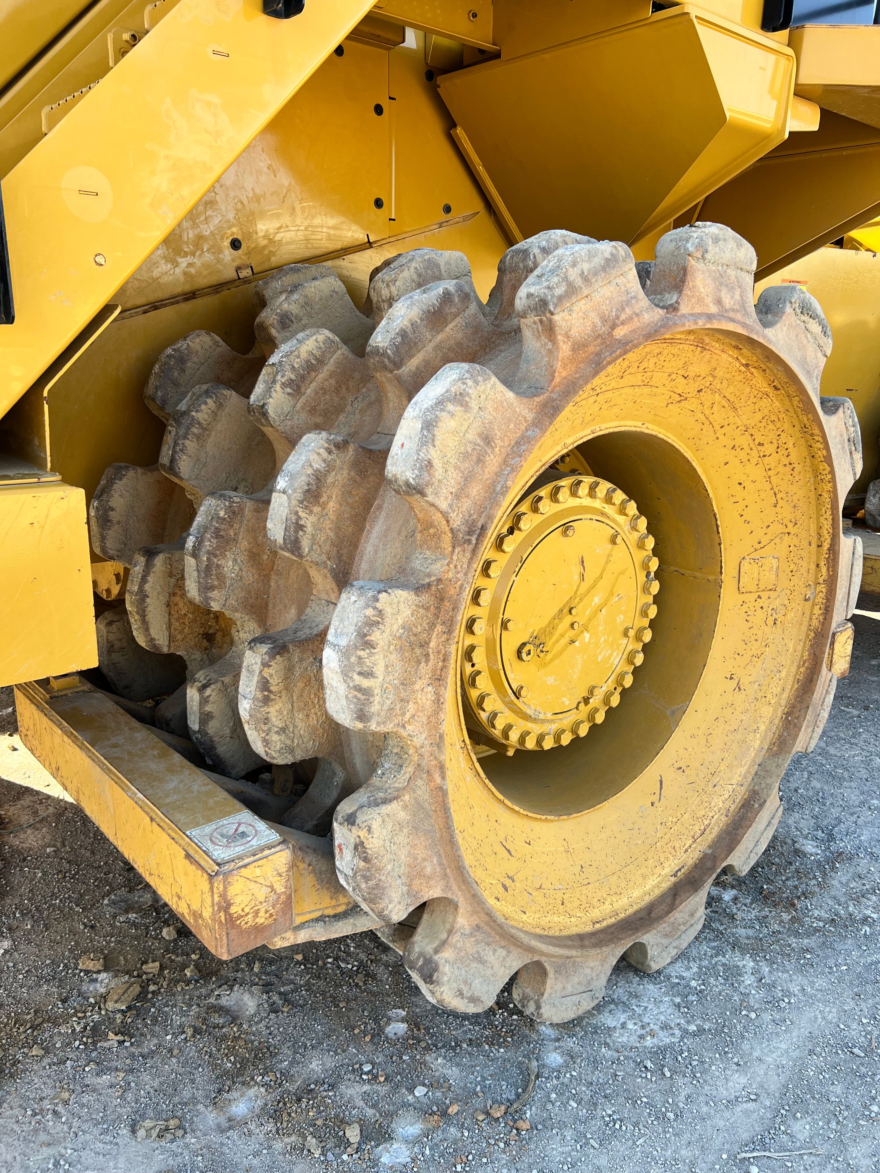 2019 CAT 825K Photo 11 Thumbnail