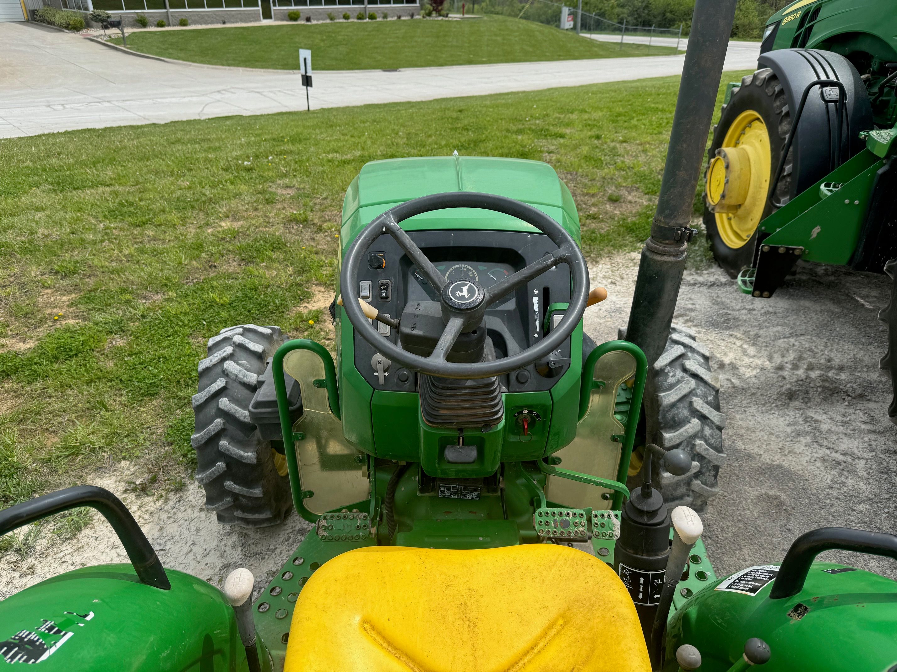 2017 JOHN DEERE 5065E Photo 6 Thumbnail