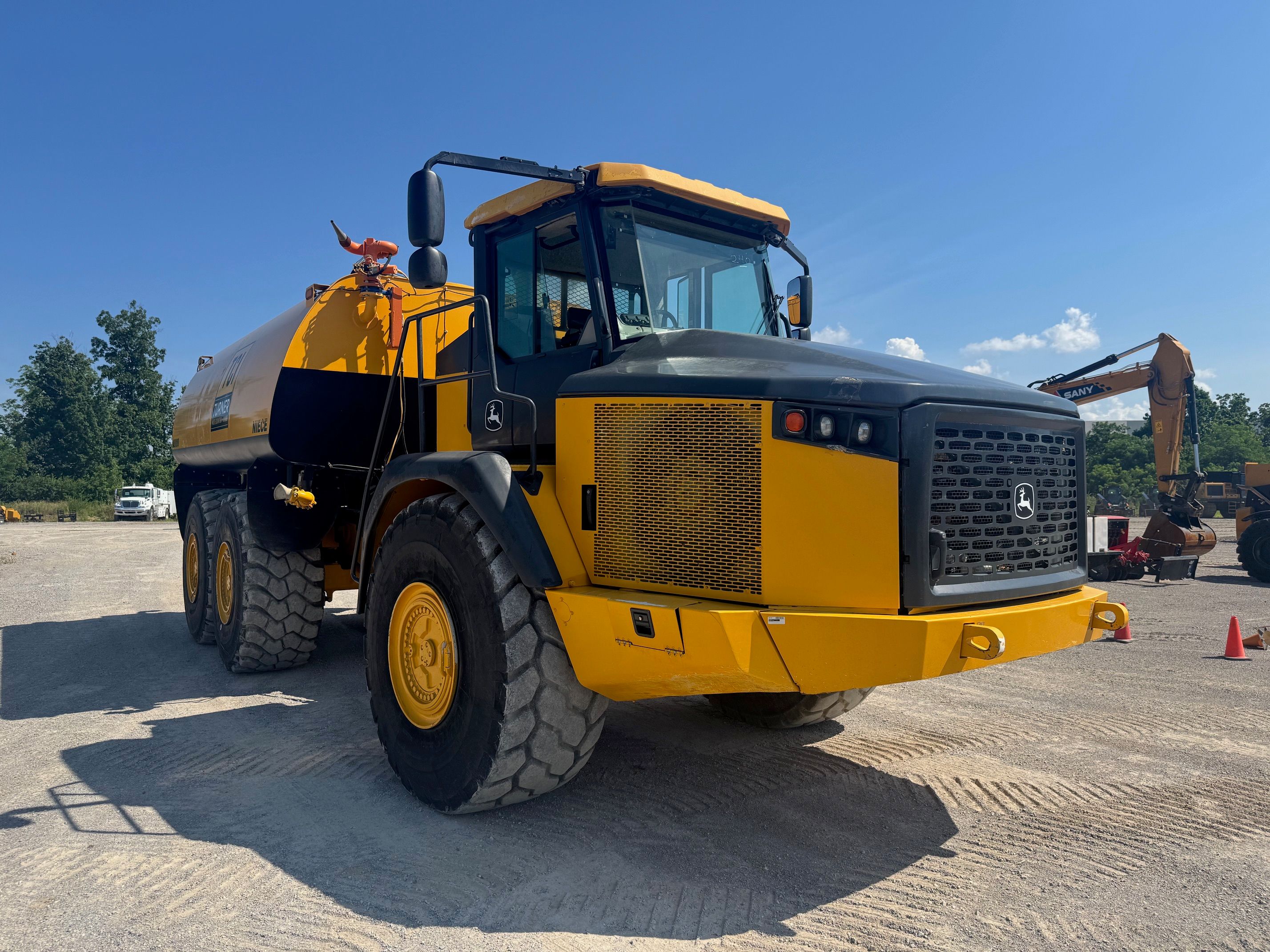 2015 JOHN DEERE 410E WATER TRUCK Photo 4 Thumbnail