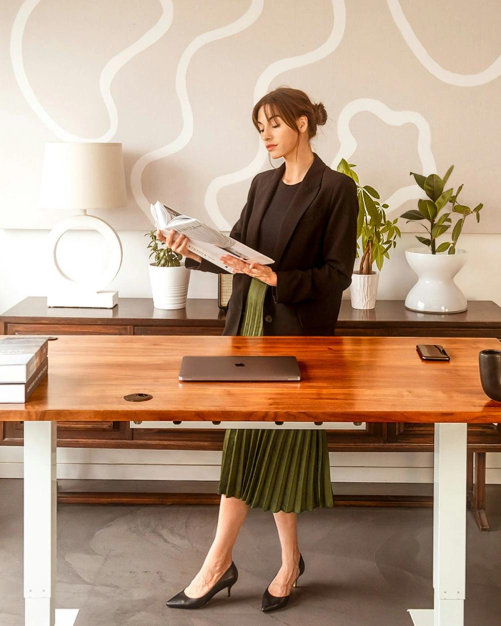Ingrid, fondatrice de Freedom Assist derrière un bureau