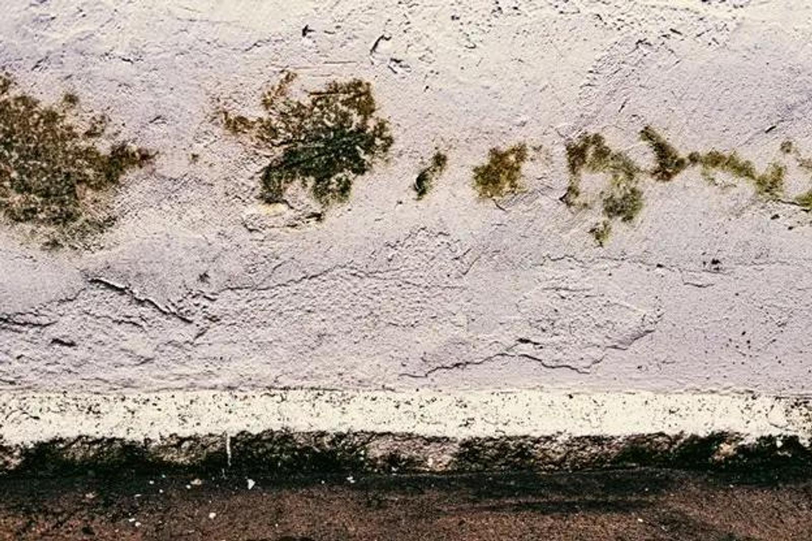 Bad AC Installation: Damp Walls, Cracks & Hazards