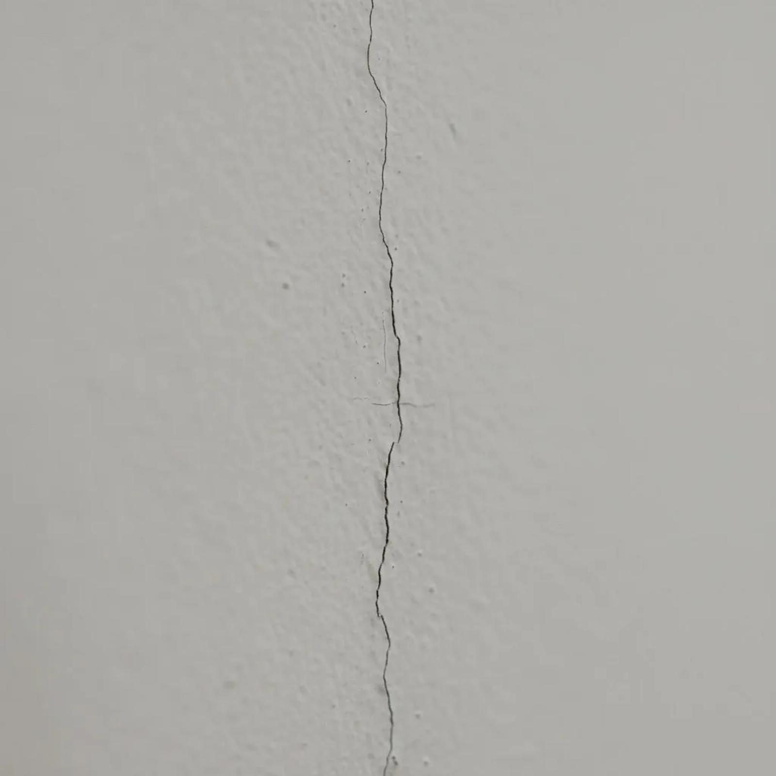 Hairline vs Active Cracks: How to Repair Walls Correctly