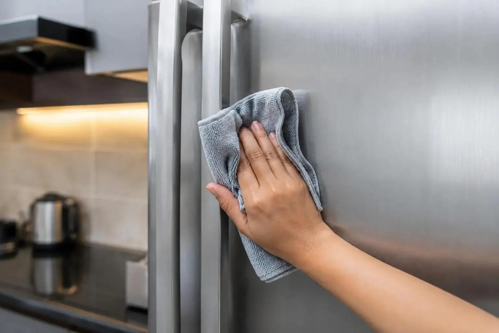 Stainless Steel Cleaning Without Streaks
