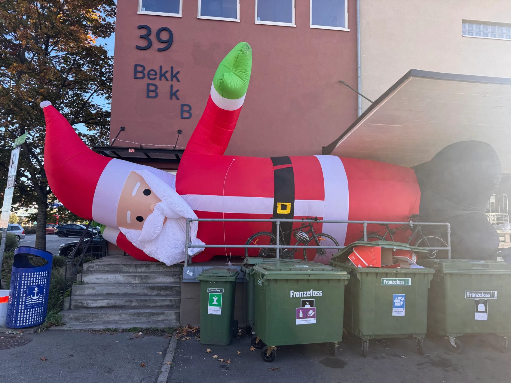 En oppblåsbar nisse foran Bekk-kontoret
