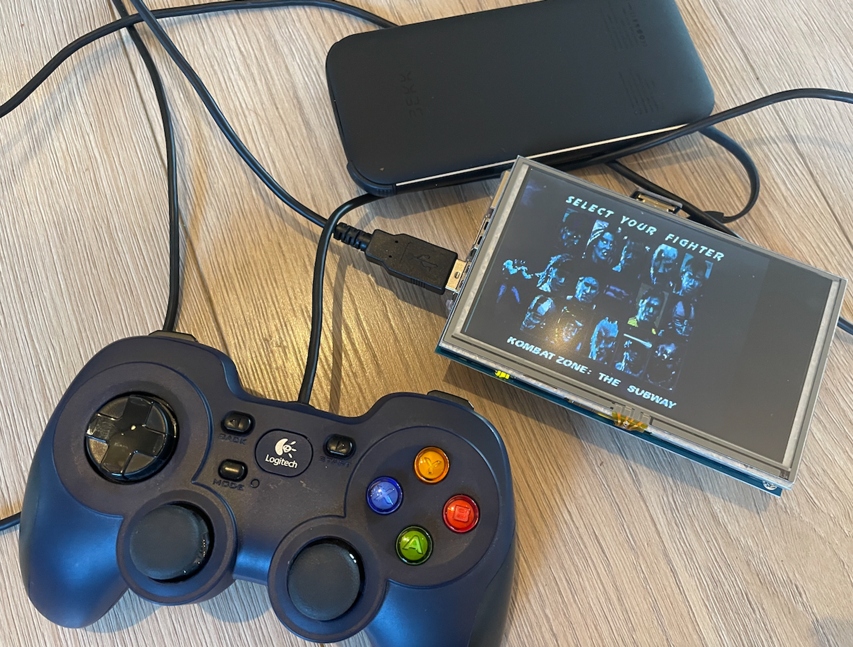 bilde av en kontroll, retropie og powerbank fra bekk