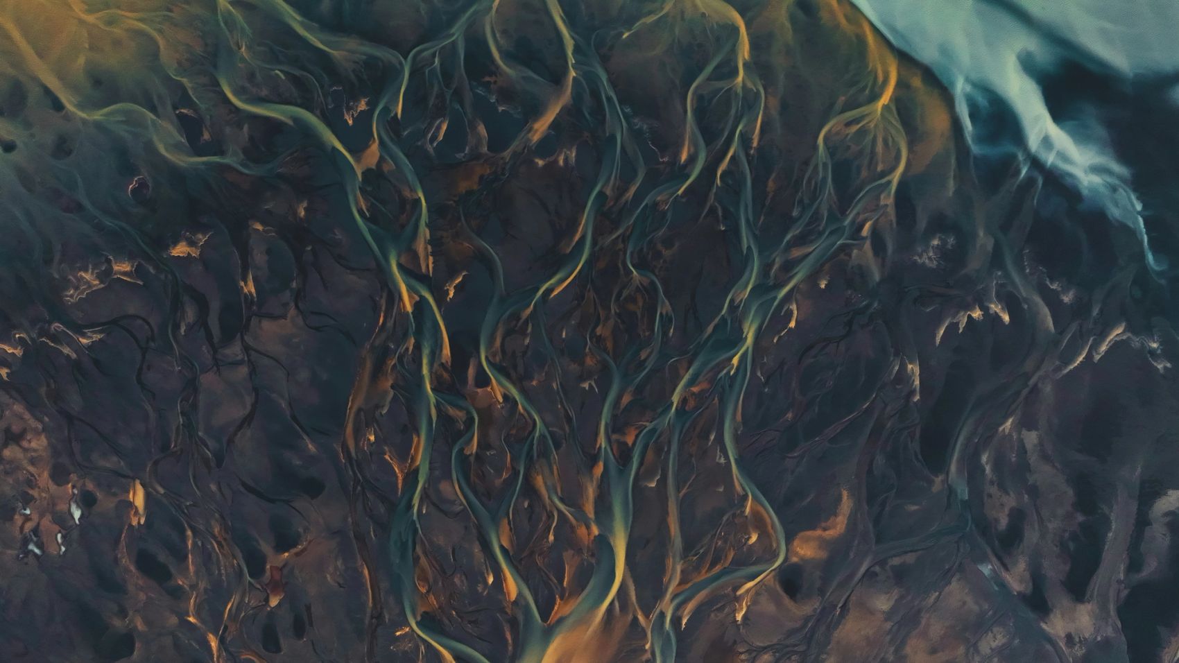 Flyfoto av elver som har karvet ut landskapet.