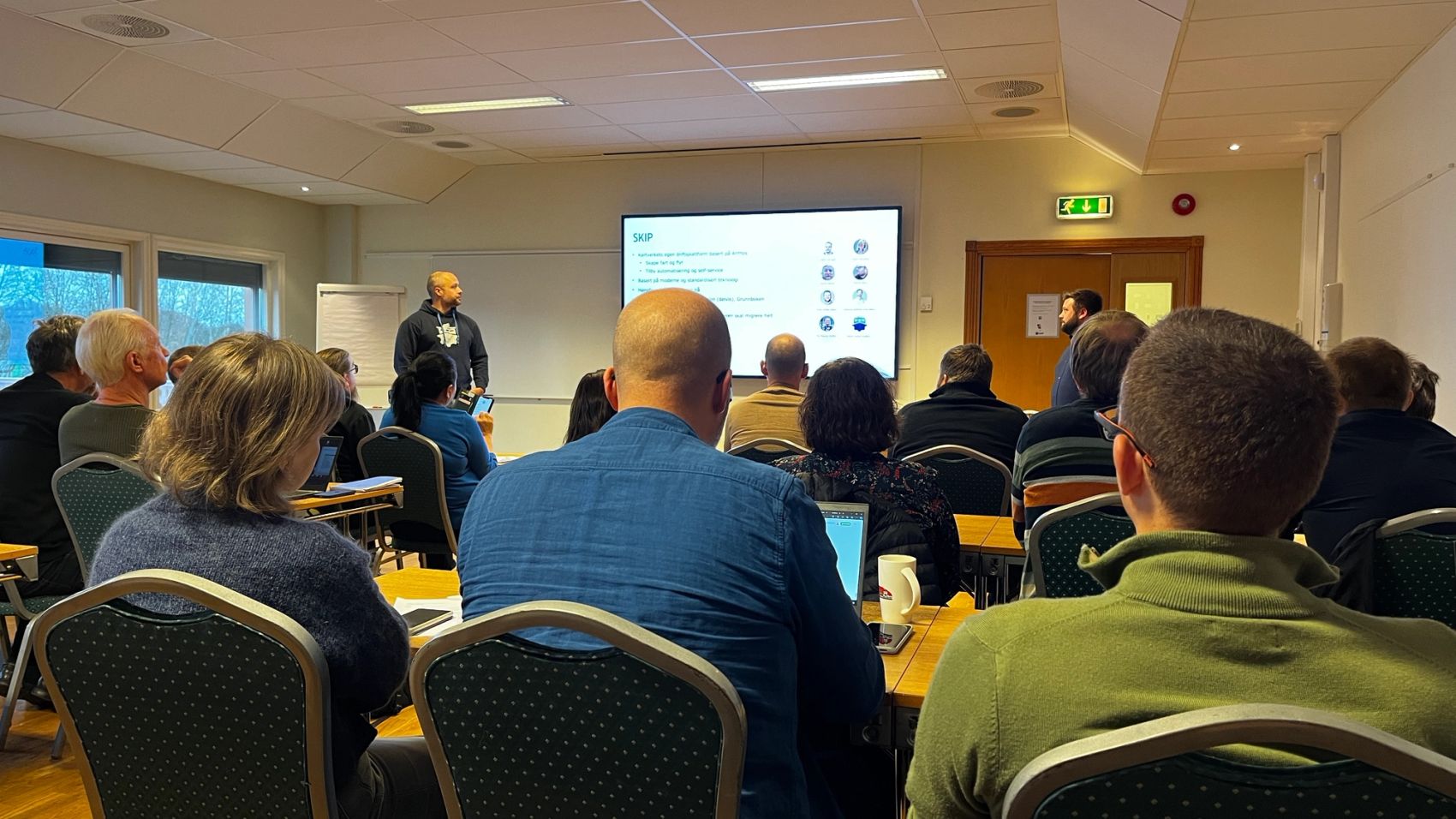 Bård Ove Hoel og Even Holthe presenterer hybrid service mesh på en intern fagdag i november 2023