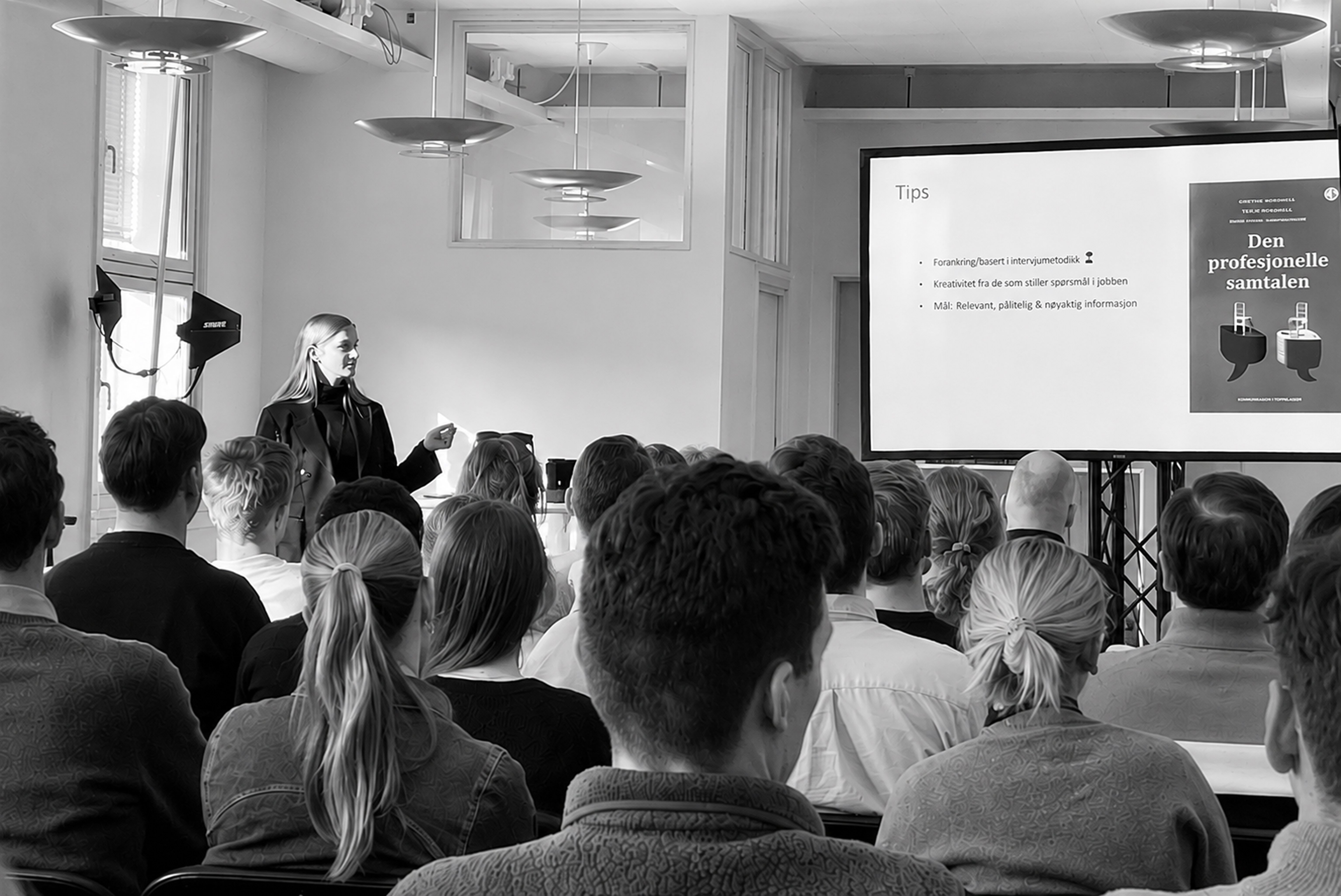Bilde av et foredrag om boken «den profesjonelle samtalen» på en fagdag i Bekk i 2023