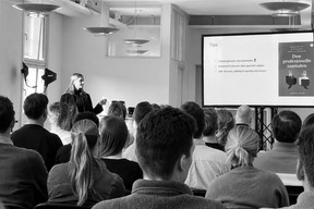 Bilde av et foredrag om boken «den profesjonelle samtalen» på en fagdag i Bekk i 2023