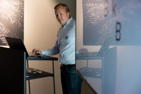 Kristofer som holder en presentasjon