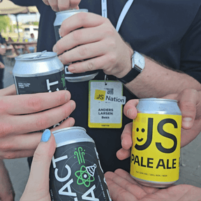 4 bokser av konferansebrandet-drikke åpnes og tas en slurk av