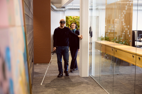 Kollegaer som prøver tilgjengelighetsverktøy under et Oppdrift-faggruppemøte