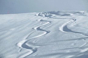 Skibakke med slalomsvinger i snøen