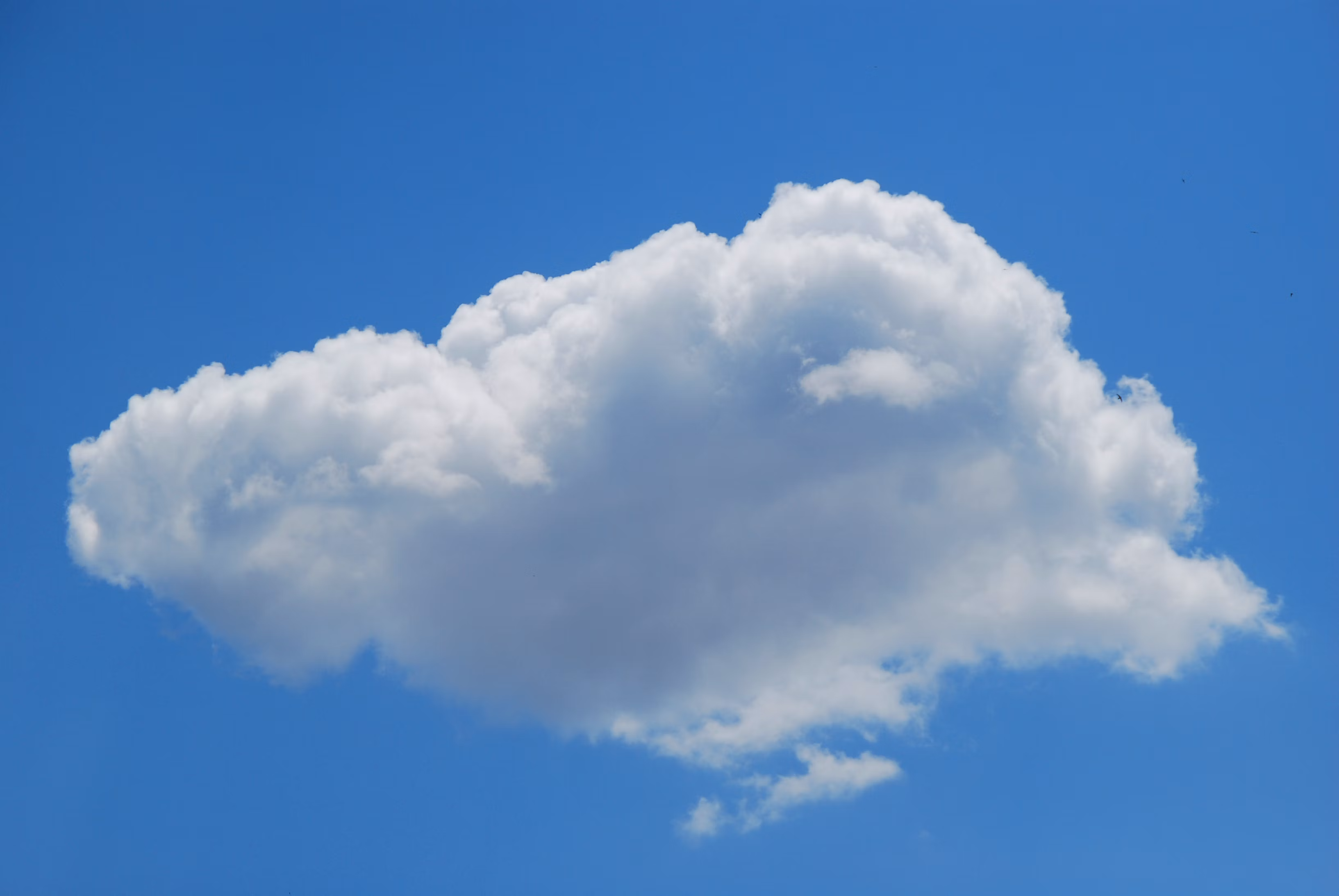 Hvit sky på blå himmel