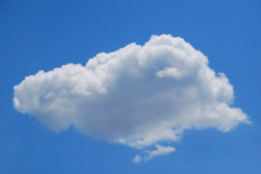 Hvit sky på blå himmel
