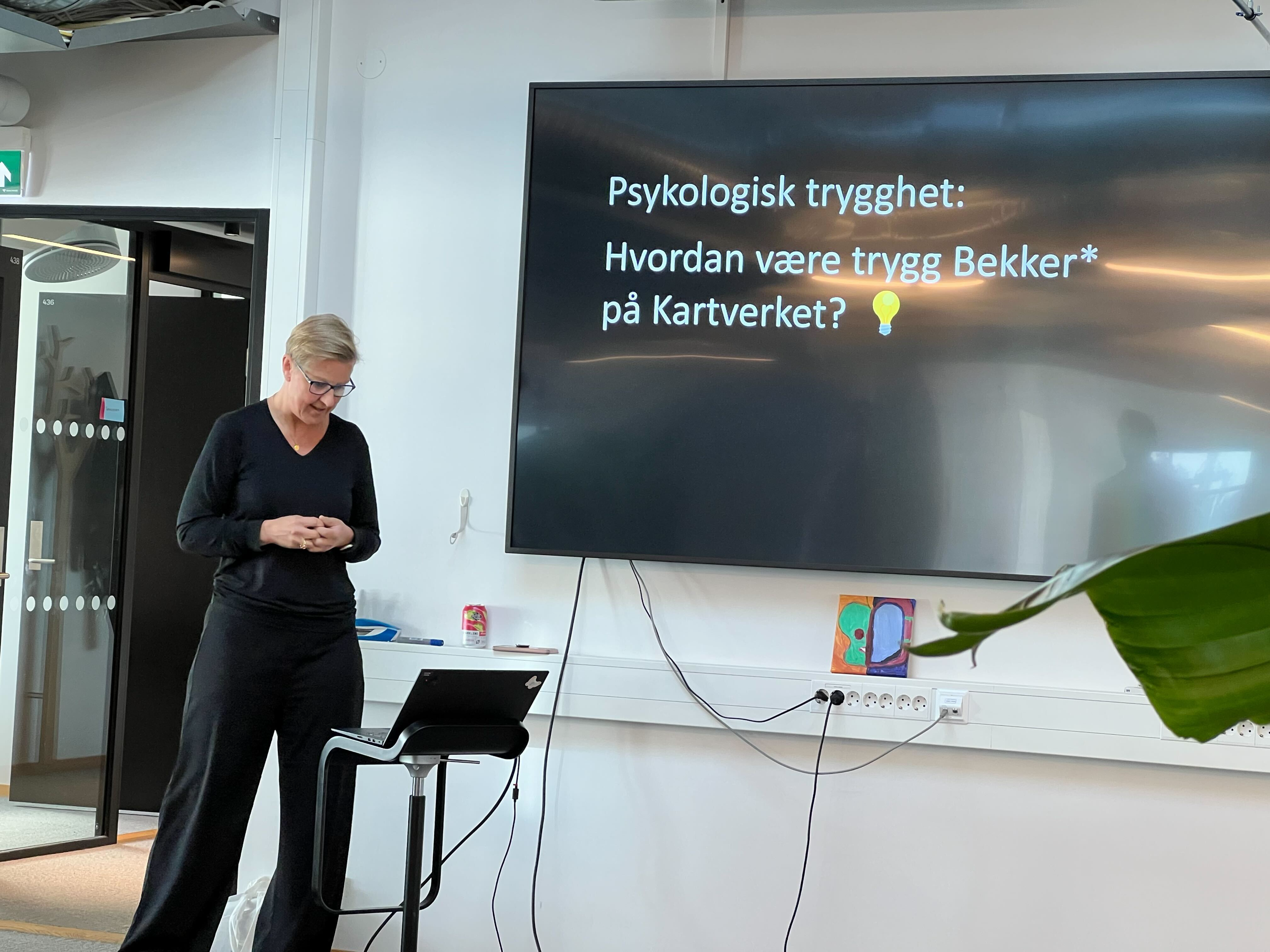 Kjersti som presenterer om psykologisk trygghet hos Kartverket