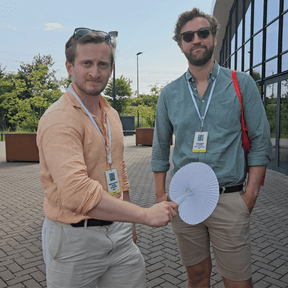 En person vifter en annen, med et seriøst ansiktsuttrykk