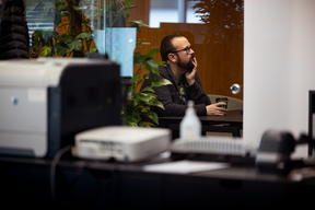 En Bekk-ansatt som ser tankefull ut på Bekk sine kontorer