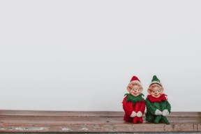 To små alver som sitter på en hylle