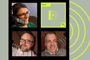 Kari Westby Romøren, Jarle Svendsrud Hagset og Rasmus Bauck i podkaststudio.