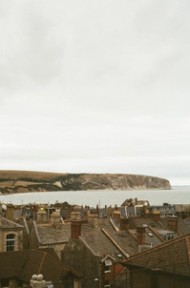 Kystby med hustak med utsikt over havet og klippene