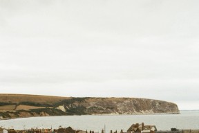 Kystby med hustak med utsikt over havet og klippene