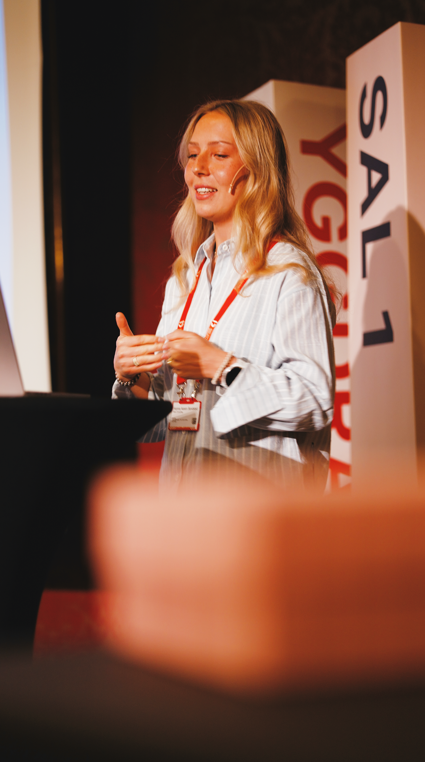 Foto av Hanna som presenterer på Yggdrasil-konferansen