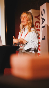 Foto av Hanna som presenterer på Yggdrasil-konferansen