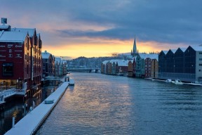 Fotografi av Nidelven i Trondheim på vinterstid.