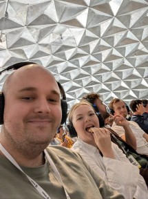 4 konferansedeltakere med silent disco-headset på for å høre speakeren.