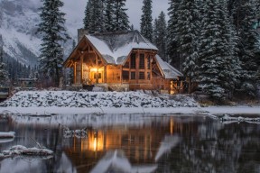 Trehus i vinterlanskap