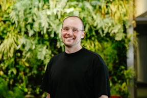 Portrettbilde av Sivert foran en plantevegg