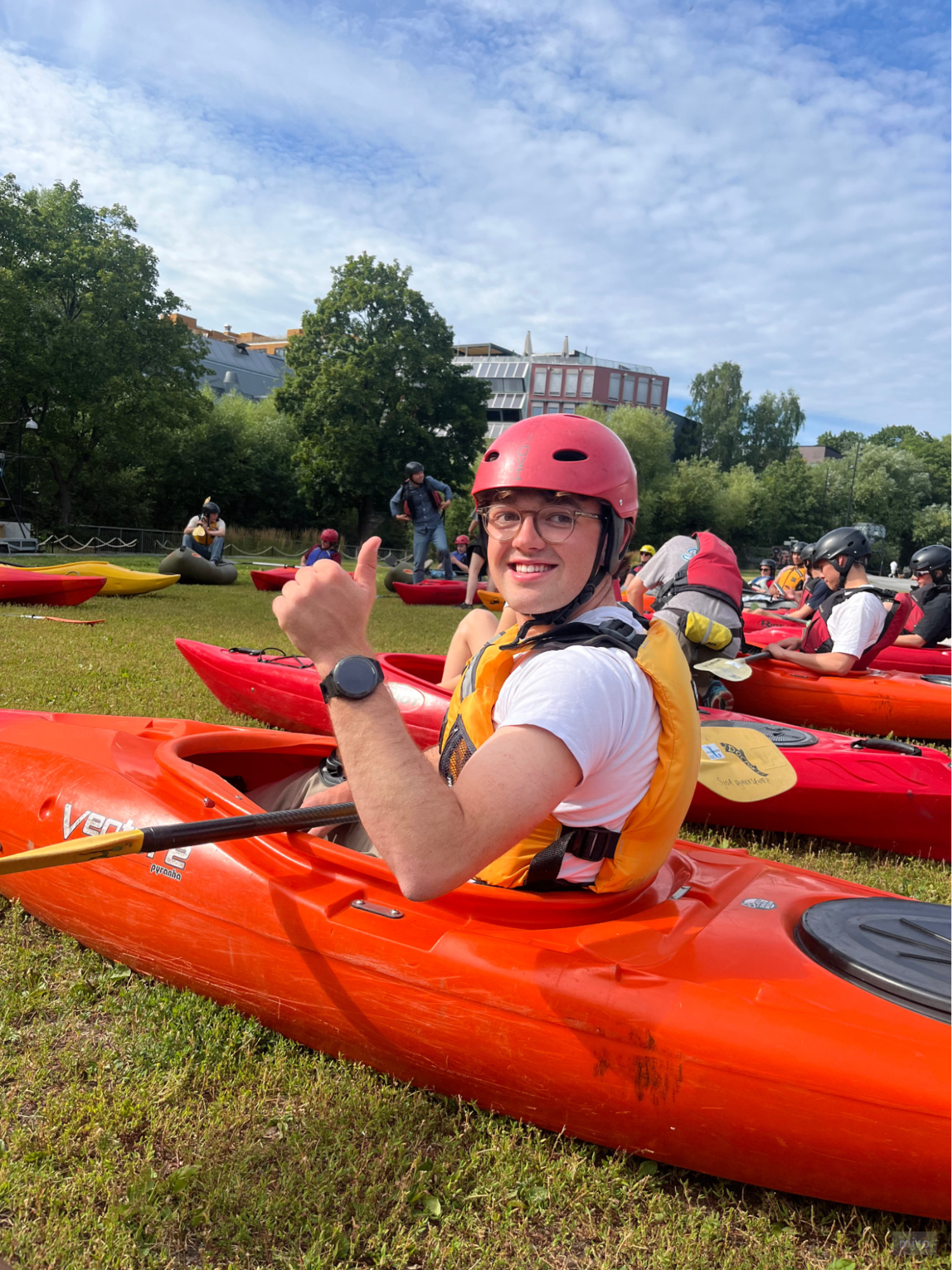 En smilende Jakob viser tommel opp i en kano.