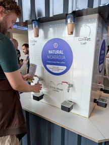 Kaffe tappes fra tappekraner i flisbelagt søyle