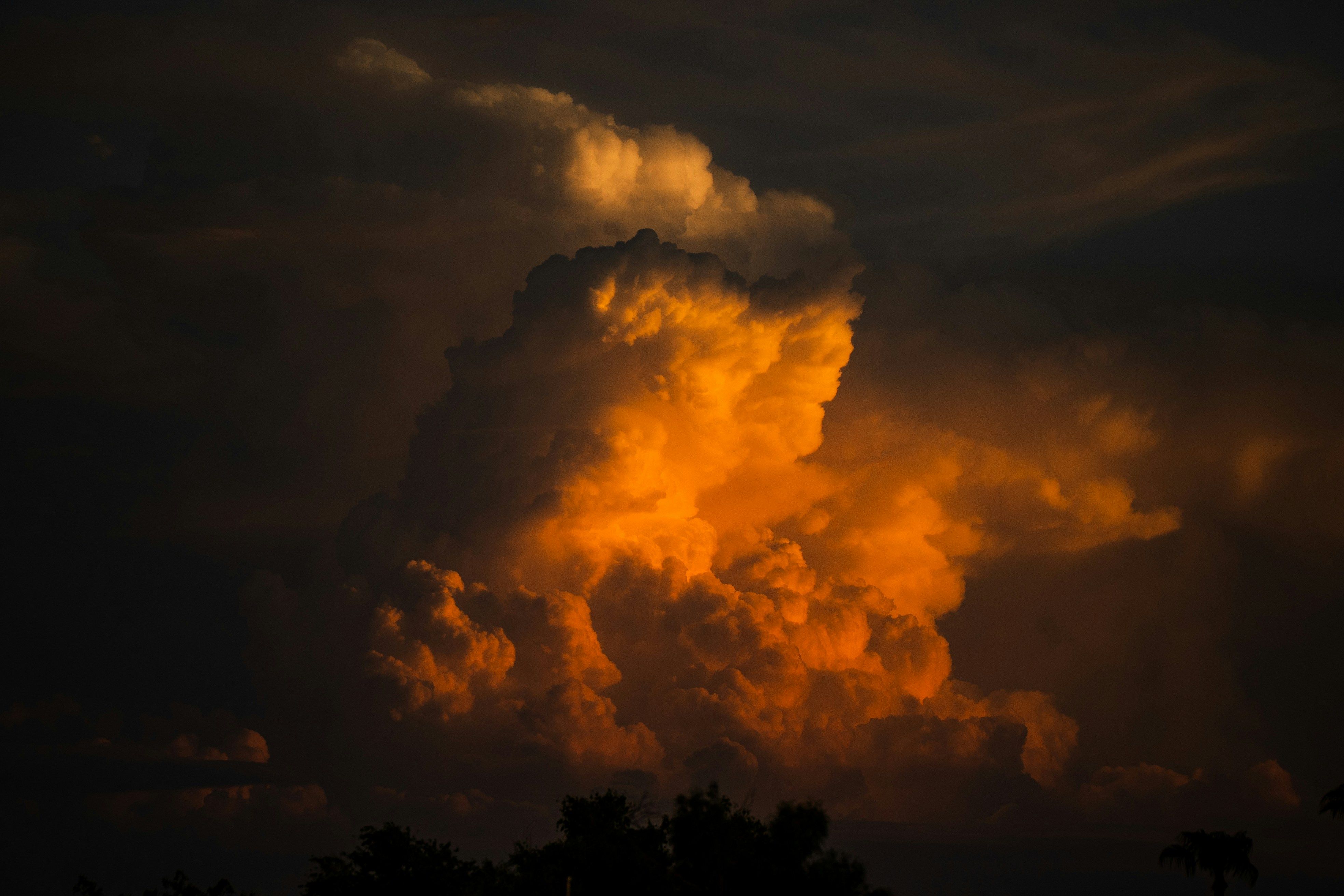 Bilde av en mørk og oransje skyete himmel