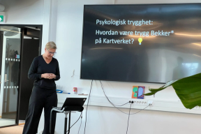 Kjersti som presenterer om psykologisk trygghet hos Kartverket
