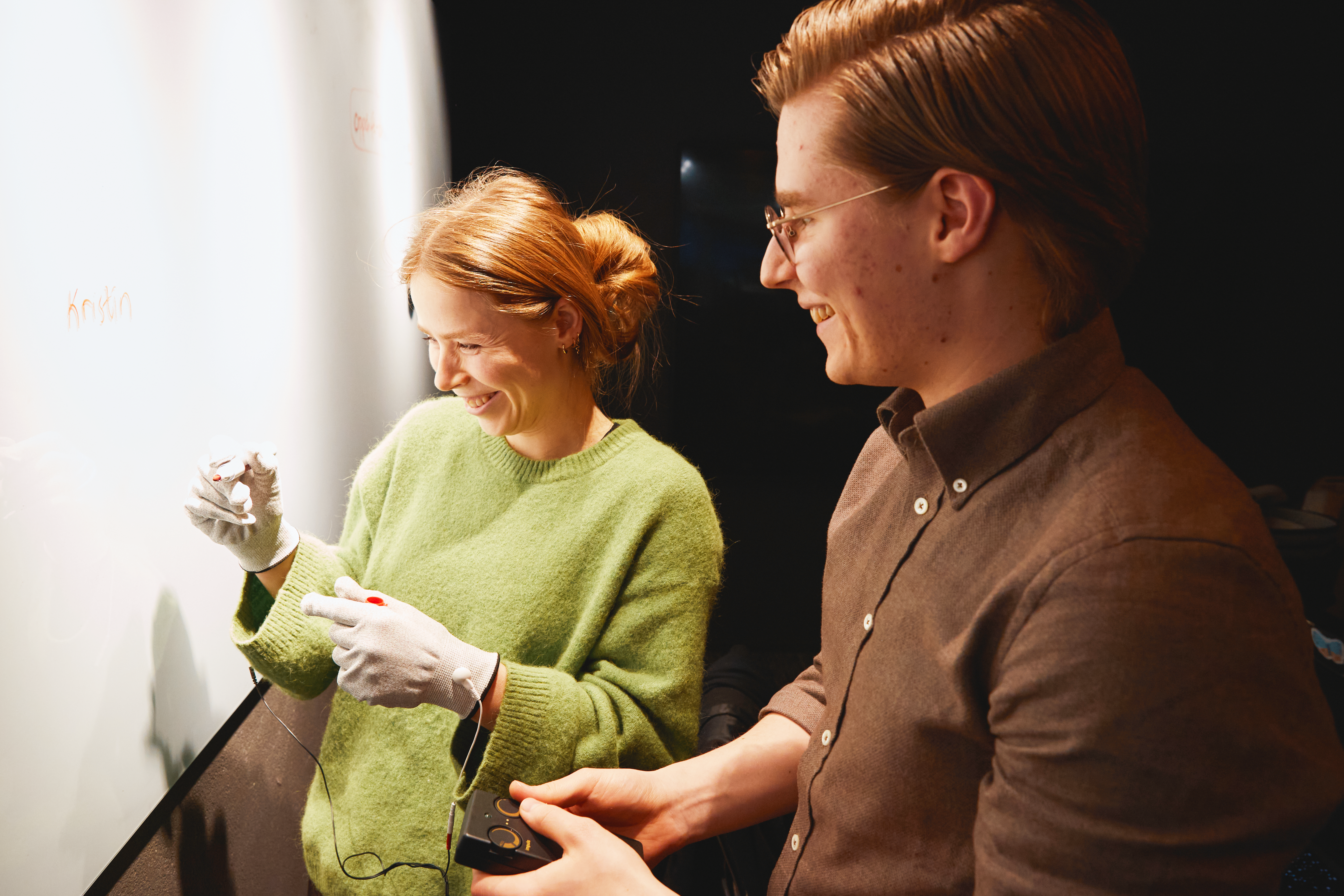 To kollegaer som tester tilgjengelighetsverktøy.