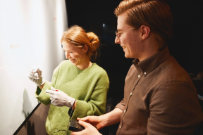 To kollegaer som tester tilgjengelighetsverktøy.